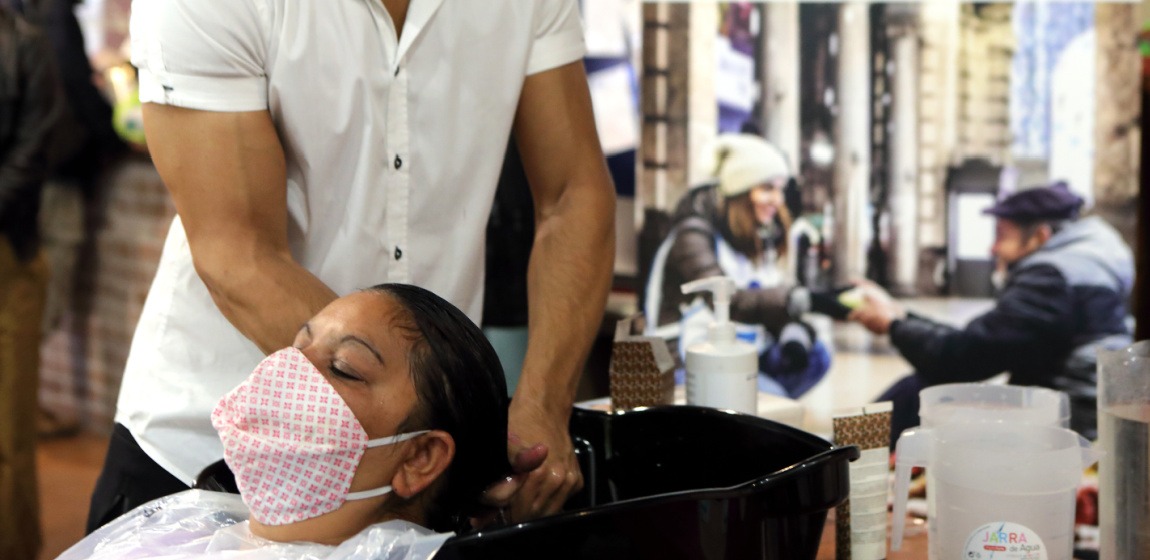 Una settimana di tagli di capelli gratuiti per le persone senza dimora