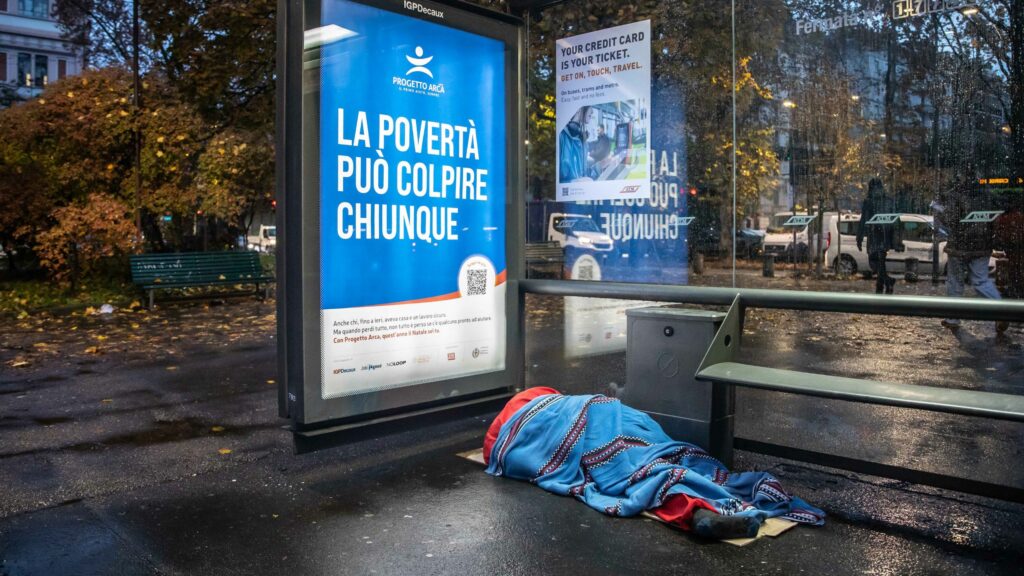 La povertà può colpire chiunque - Installazione Andrea Villa per Progetto Arca