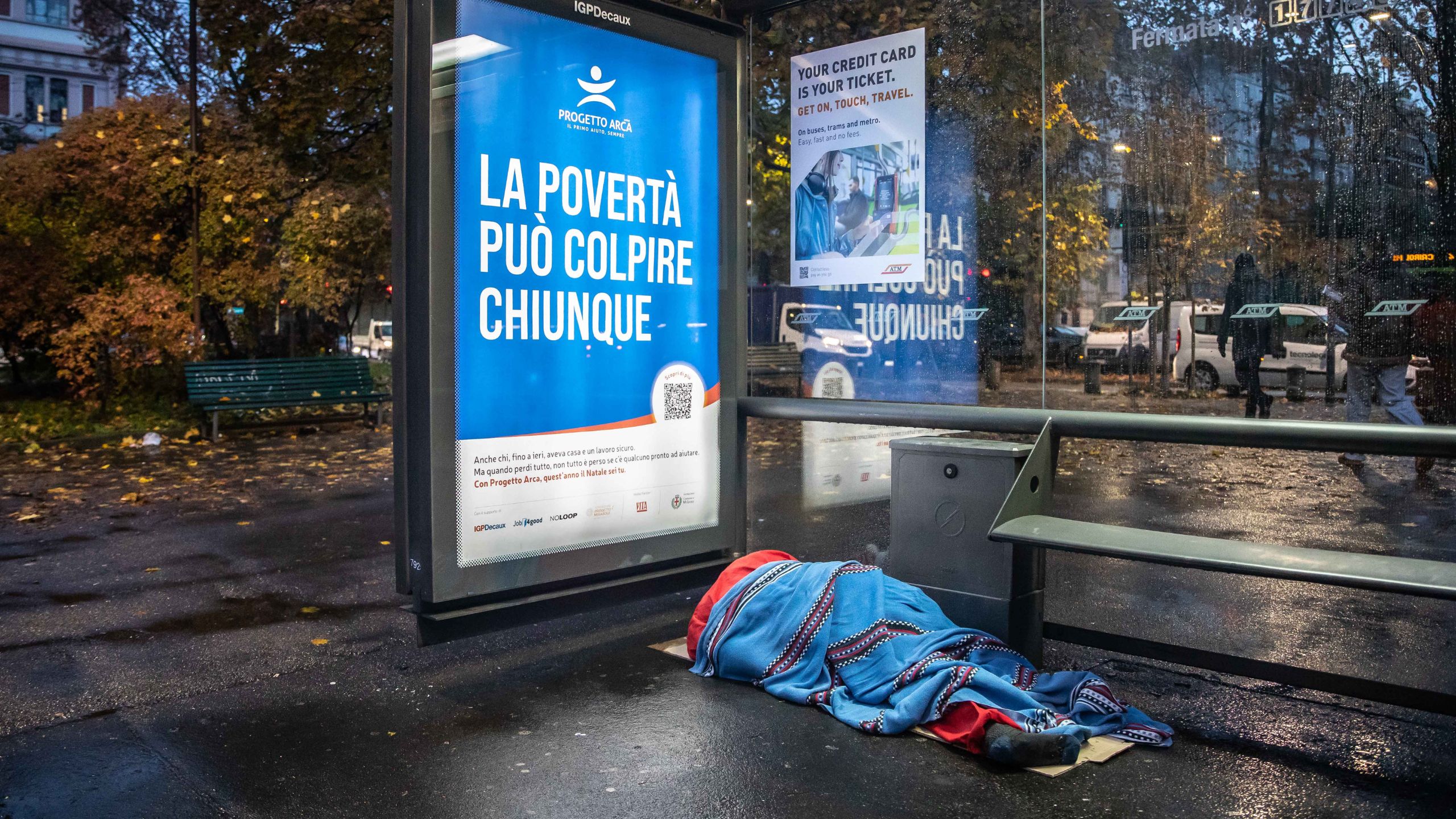 La povertà può colpire chiunque - Installazione Andrea Villa per Progetto Arca