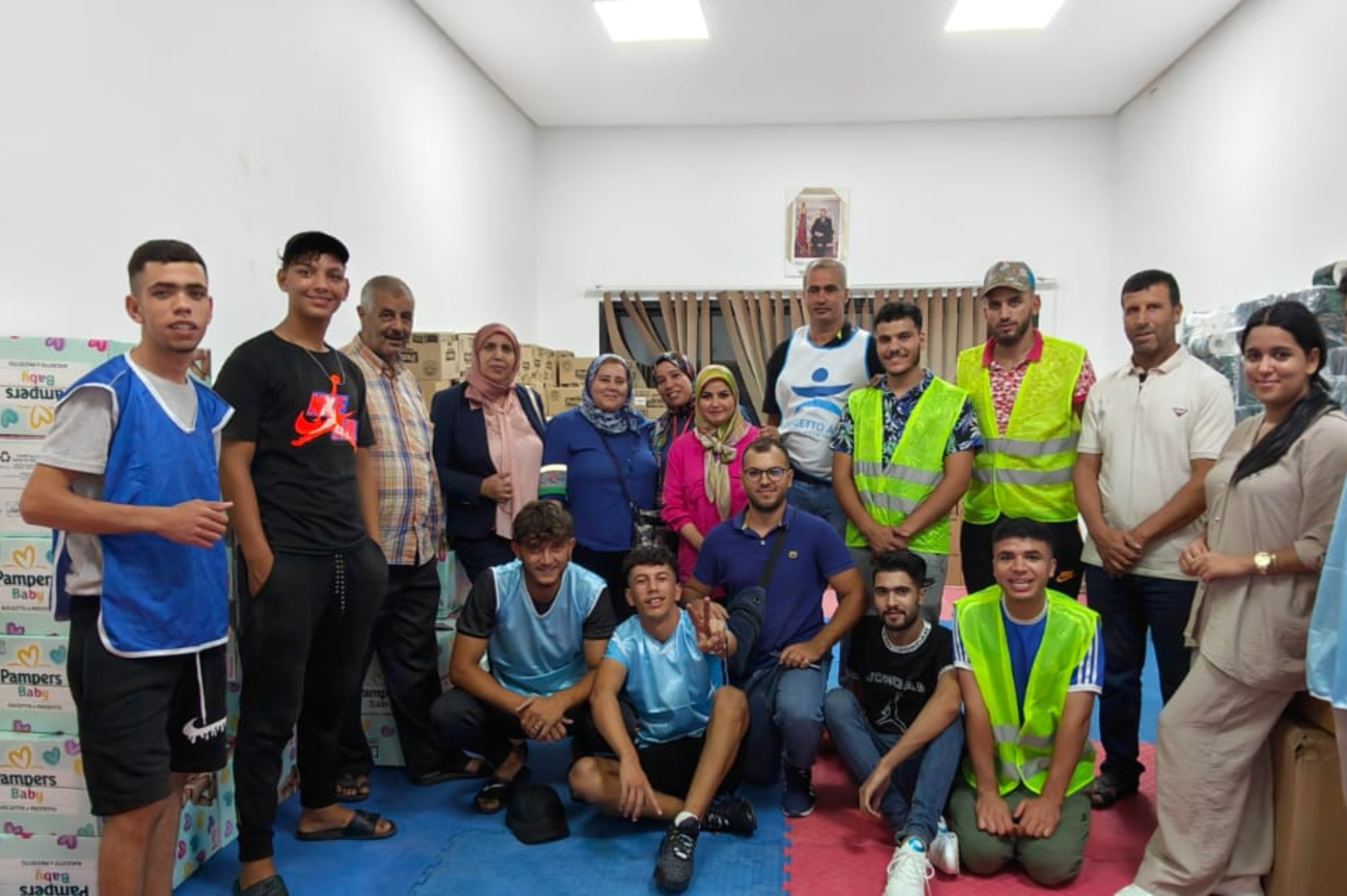 L'operatore Mouhib al centro con i volontari della protezione civile marocchina