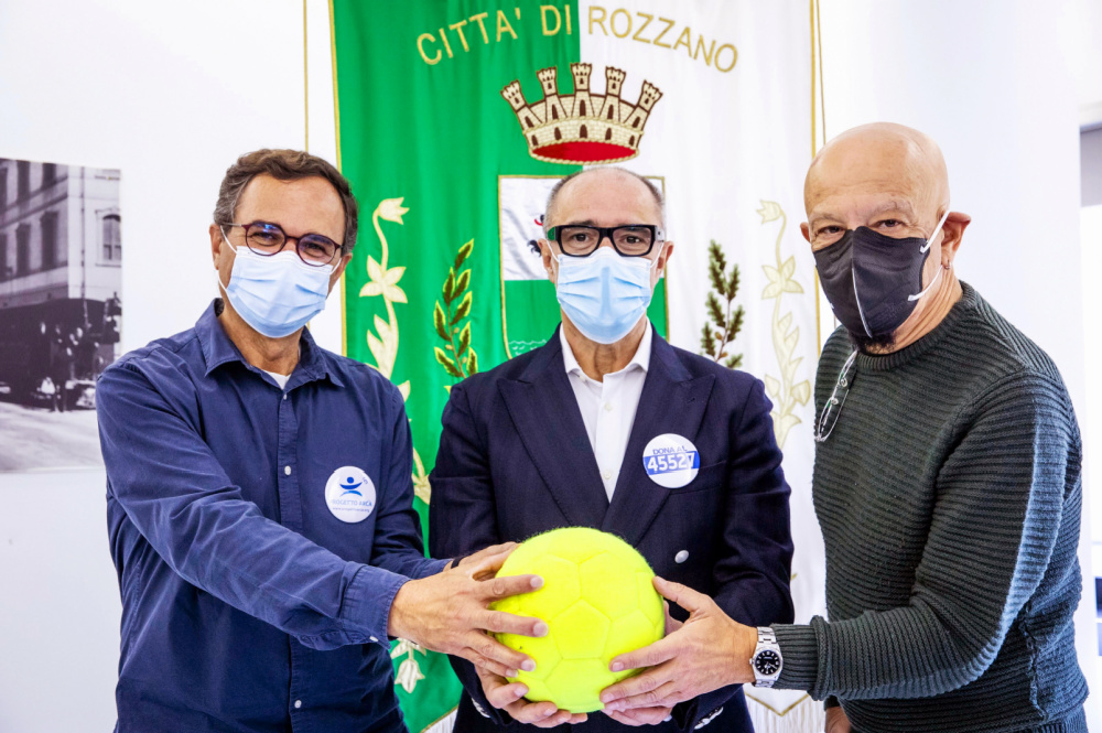 Da sinistra: Alberto Sinigallia (presidente di Progetto Arca), Gianni Ferretti (sindaco di Rozzano) ed Enrico Ruggeri (presidente della Nazionale Italiana Cantanti)