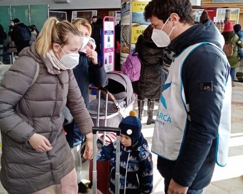 All'aeroporto di Suceava, Romania, con una delle famiglie dirette in Italia