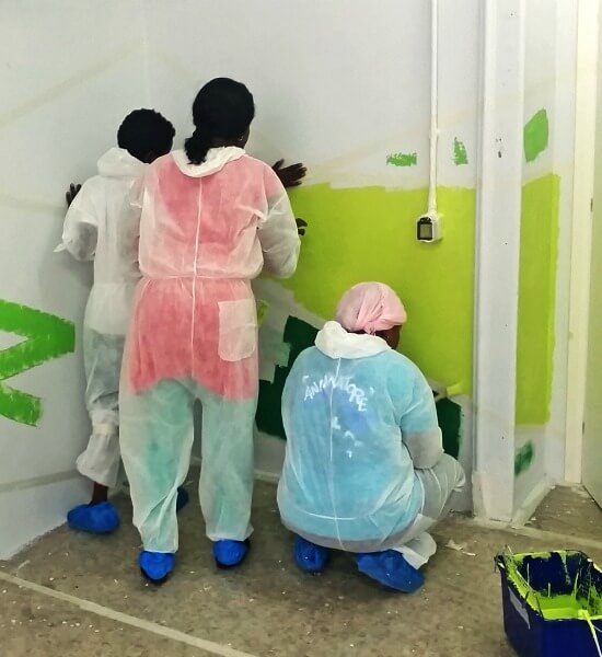Gli ospiti del Centro di via Mambretti dipingono la sala polivalente