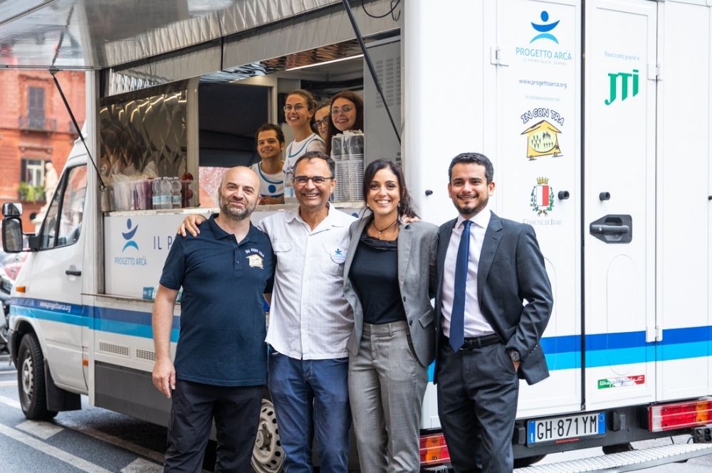 Bari, la nuova Cucina mobile realizzata da Progetto Arca e JTI Italia in collaborazione con InConTra Odv e il Comune di Bari
