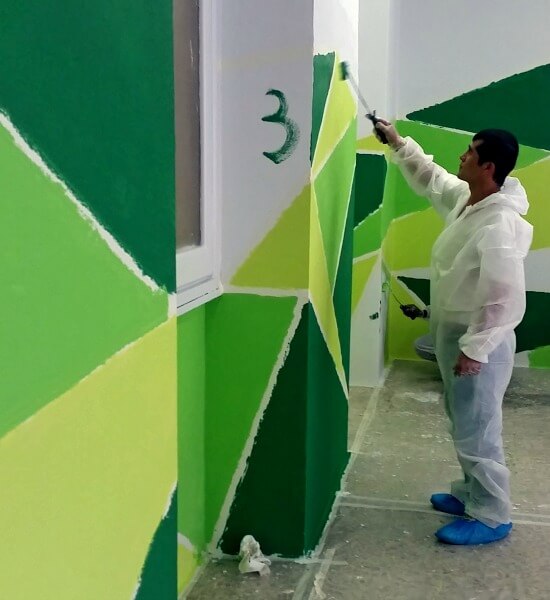 Gli ospiti del Centro di via Mambretti dipingono la sala polivalente